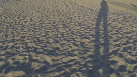 piernas shioutte en una playa de arena. camara lenta
