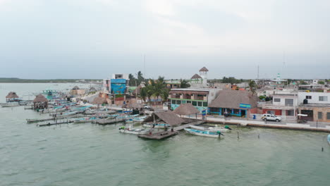 Luftaufnahme-Der-Küstenstadt-Lagune-Mit-Vielen-Kleinen-Booten-Und-Niedrigen-Gebäuden.-Rio-Lagartos,-Mexiko.