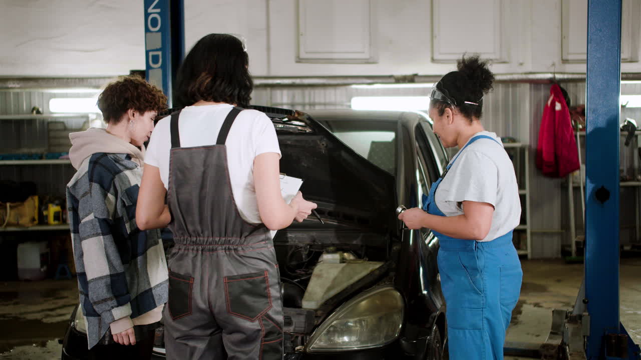 고객과 대화하는 정비사