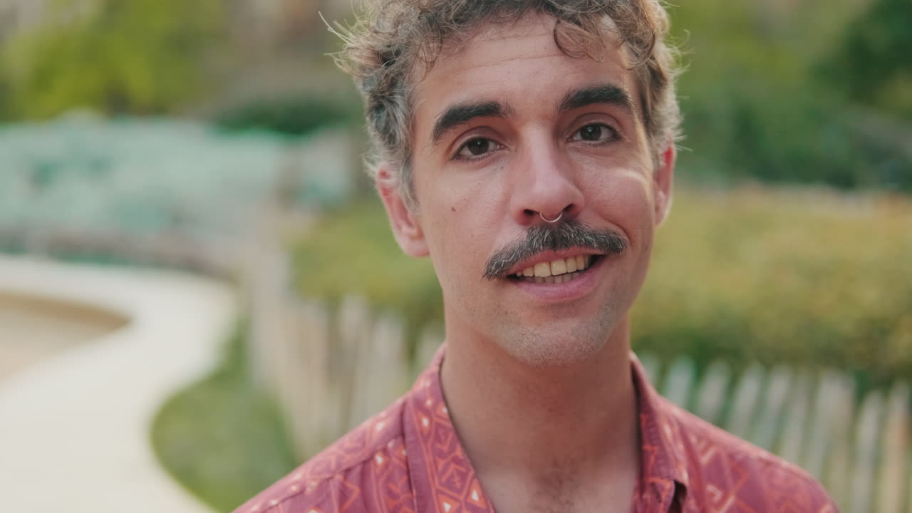 Retrato em close-up de um Homem Sorridente com Bigode Olhando para a Câmera