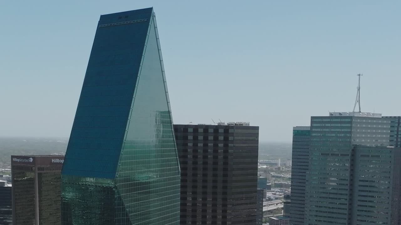 Vista del centro di Dallas dall'alto con edifici alti e cielo sereno