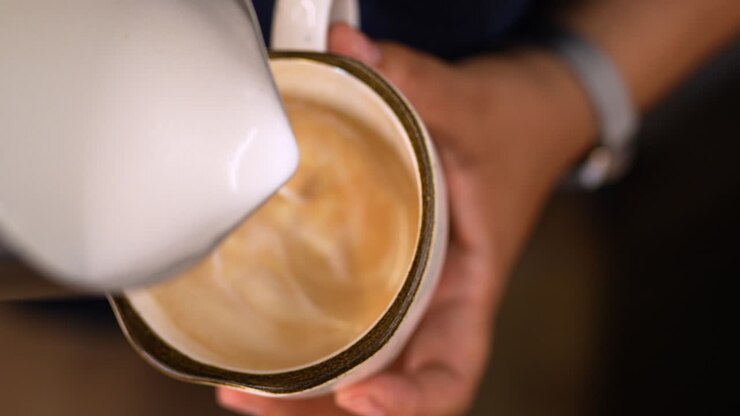 camarera haciendo arte del latte