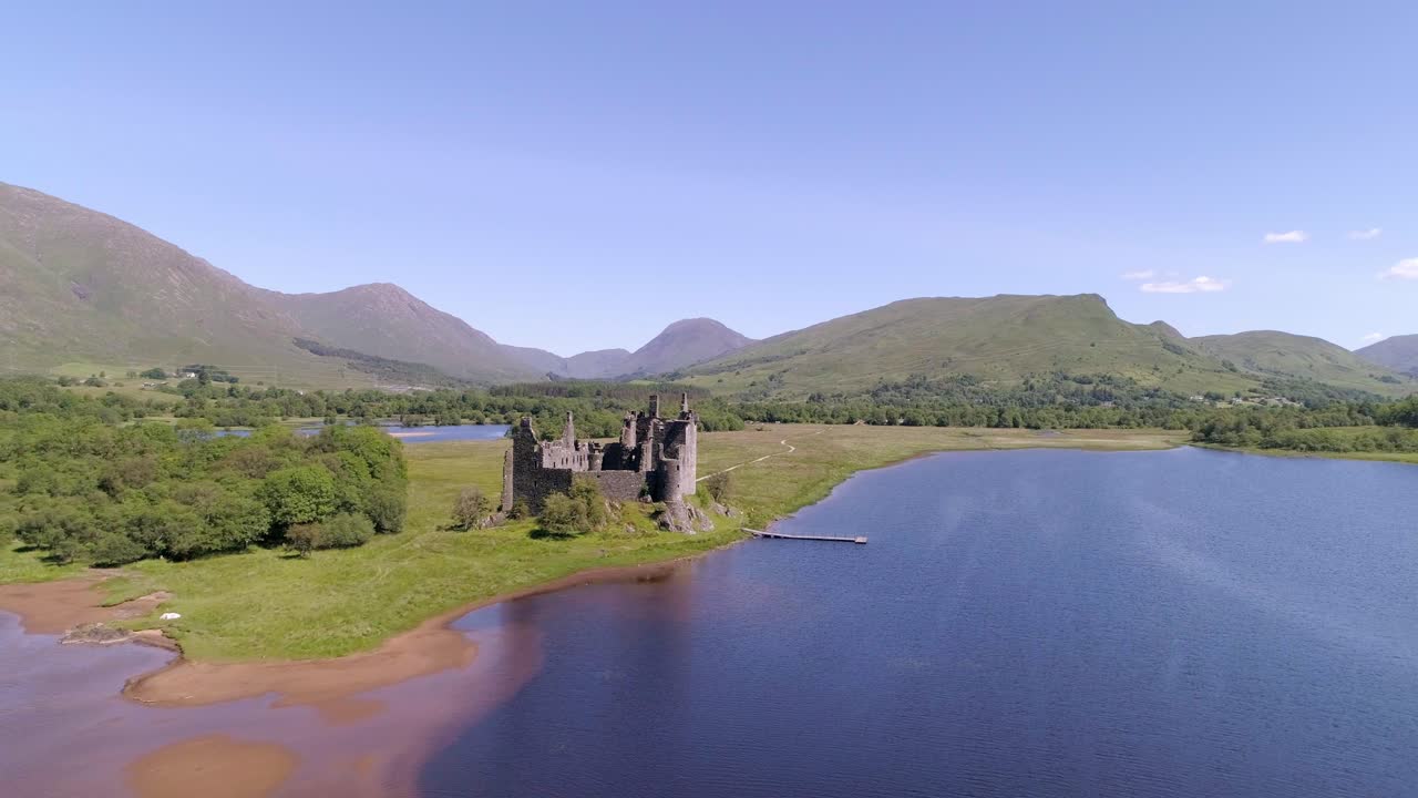 낮은 공중 밀기, kilchurn 성을 지나 loch awe 위로 동쪽으로 향함