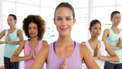 clase de yoga en el estudio de fitness