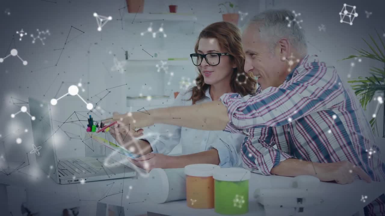 анимация движущихся молекул над людьми.