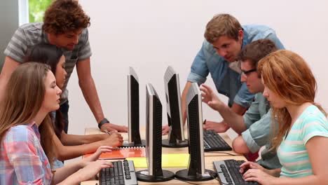 estudiantes trabajando en la sala de computadoras