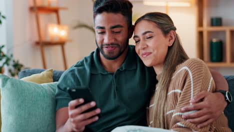 Teléfono,-Feliz-Y-Pareja-En-Las-Redes-Sociales