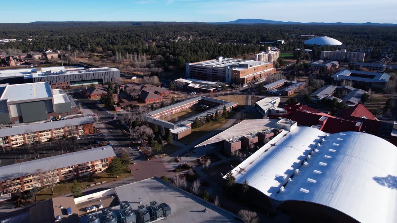 campus de la universidad del norte de arizona, toma de avión no tripulado de los edificios y pasillos de los dormitorios