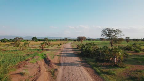 Paisaje-De-Las-Granjas-Y-La-Carretera-En-El-Pueblo-De-Chemka