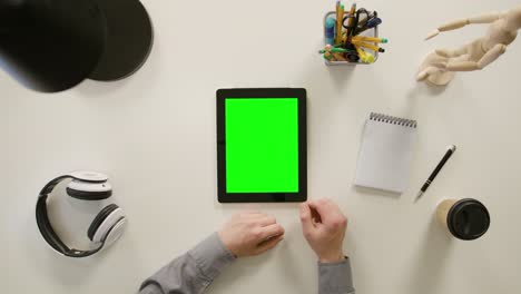 un dedo desplazándose en la pantalla táctil verde
