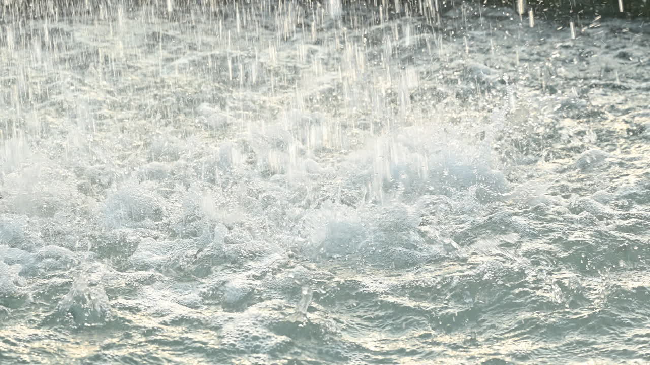 폭포에서  ⁇ 어 나오는 클로즈업  ⁇ , 120fps 4k