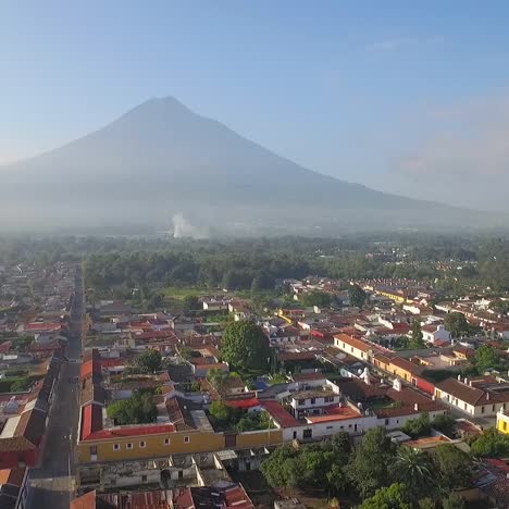 Schöne-Luftaufnahme-über-Der-Kolonialen-Mittelamerikanischen-Stadt-Antigua-Guatemala-14