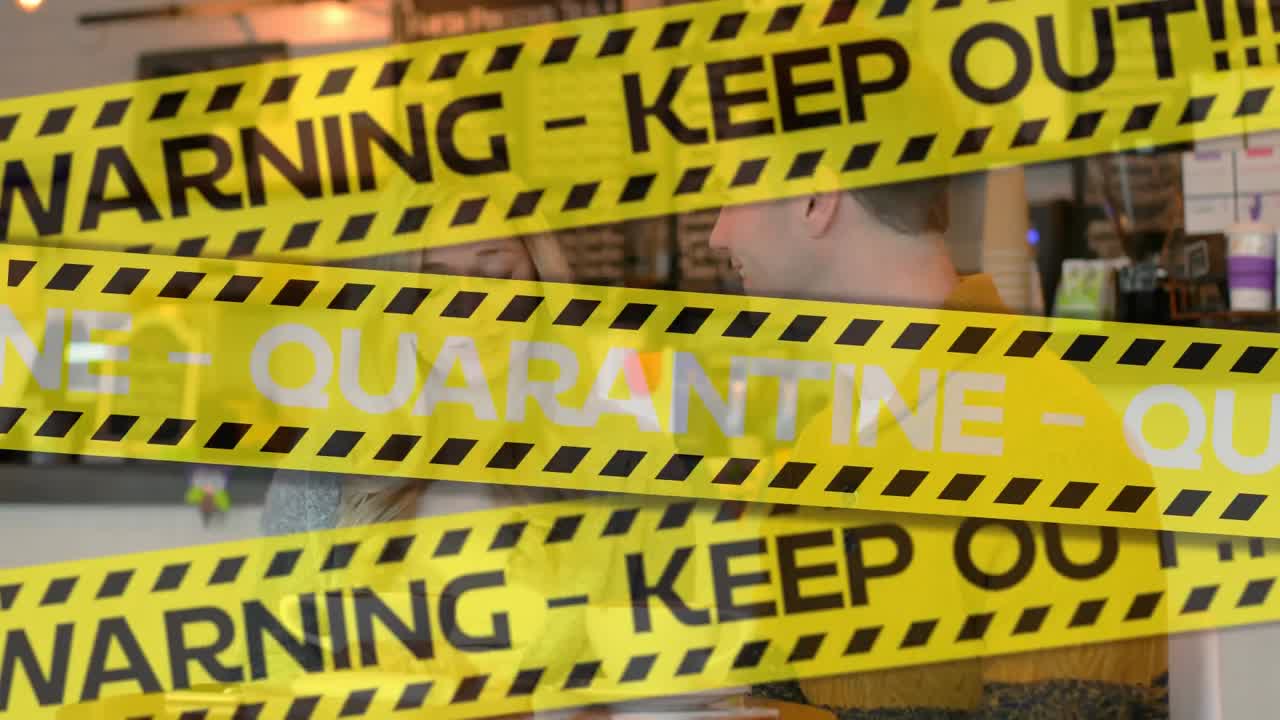 Animazione di strisce gialle su persone caucasiche che parlano in una caffetteria