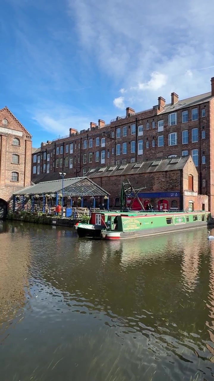Vista del Nottingham Castle Wharf Canalside lungo il Canale di Nottingham, con vivaci corsi d'acqua britannici vicino a Old Market Square nel centro di Nottingham, Nottinghamshire, Inghilterra