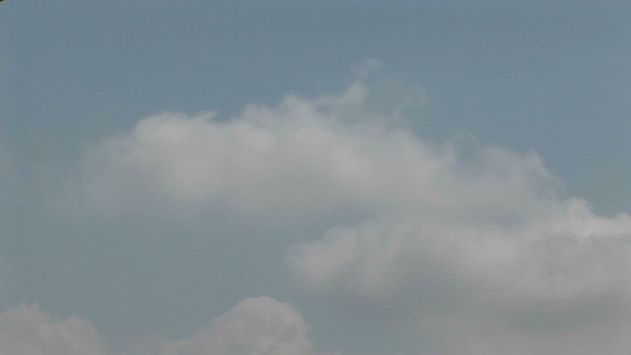 un avión a reacción volando por encima