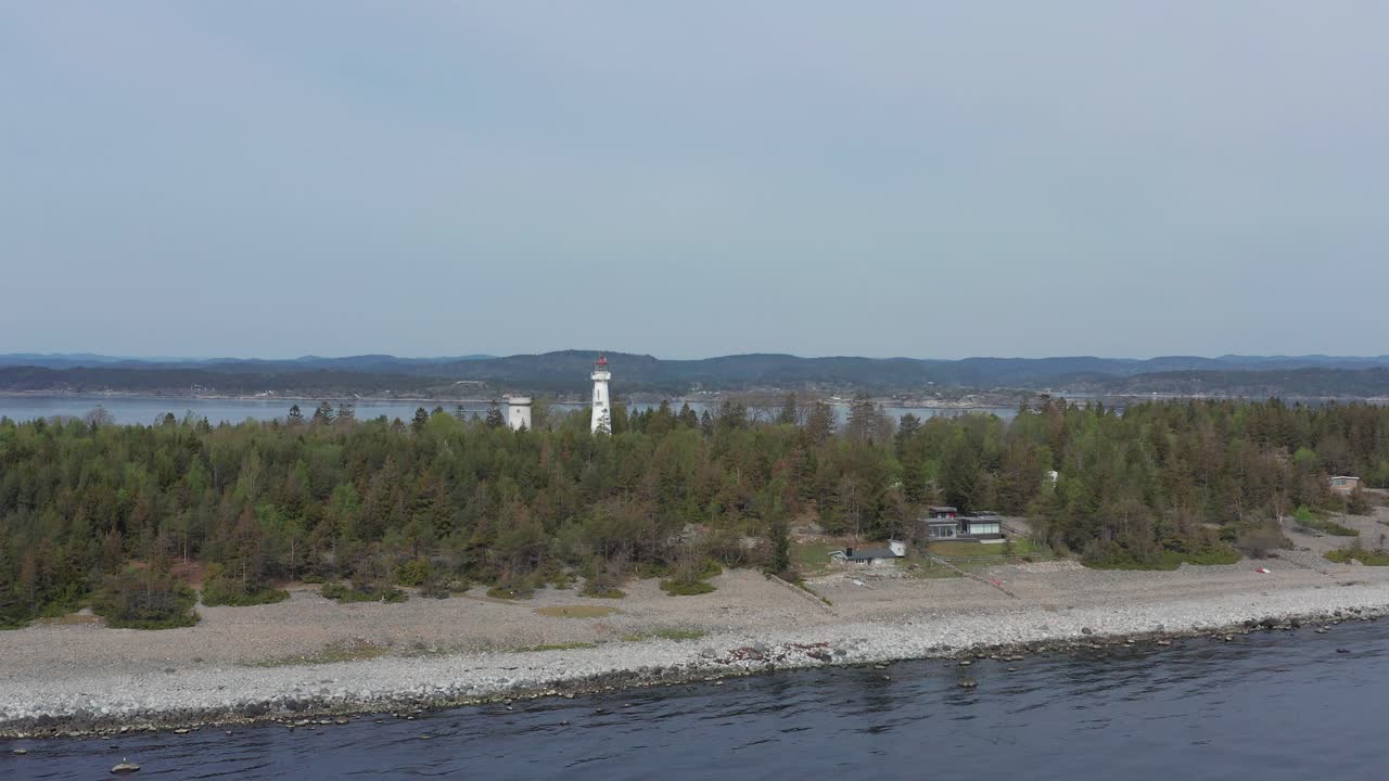 jomfruland 등대의 공중 그것은 노르웨이 kragerø의 jomfruland 섬에 위치한 해안 등대입니다