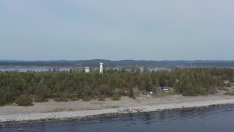 antena del faro de jomfruland es un faro costero ubicado en la isla de jomfruland en kragerø, noruega