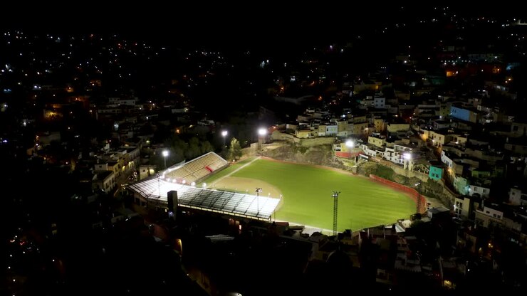 Drone che sorvola in cerchio uno stadio di baseball di notte