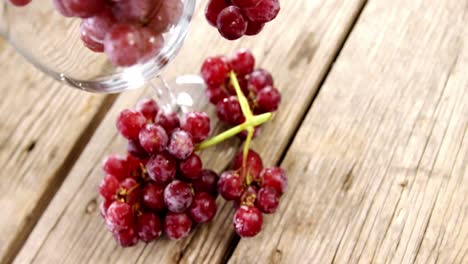 primer plano de uvas rojas en vaso