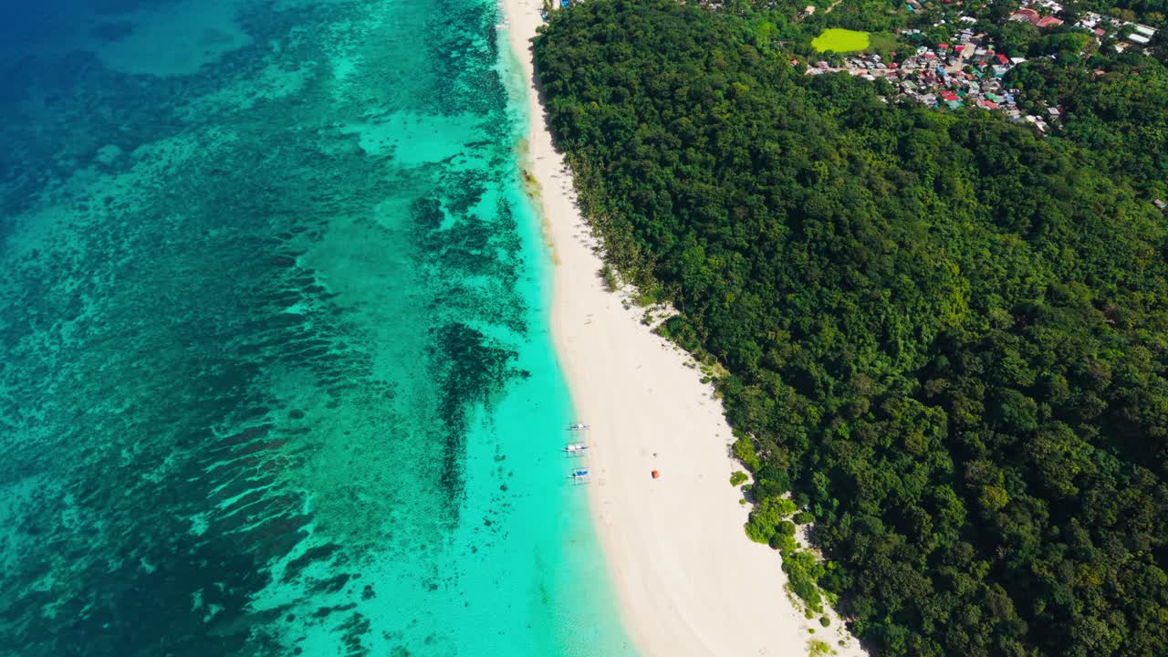 Puka Beach Boracay Malay Aklan Filippine, volo cinematico con drone sulla costa