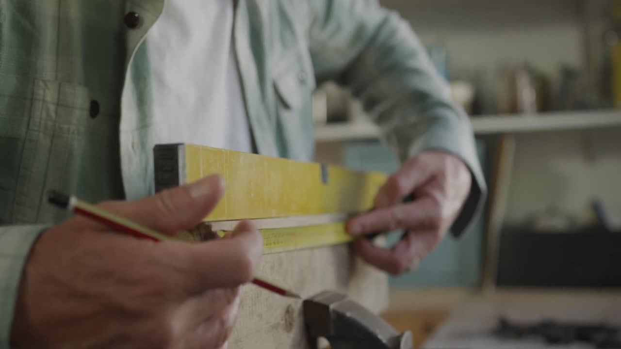 집에서 diy를 하는 남자