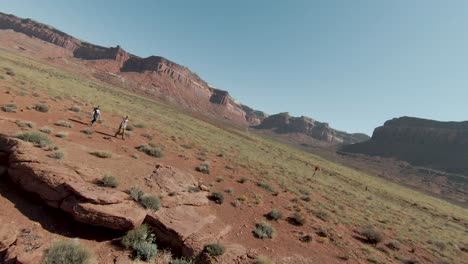 Una-Pareja-Camina-En-El-Desierto-De-Indian-Creek,-En-Medio-De-Un-Entorno-Desafiante-Pero-Esclarecedor,-Disfrutando-De-Un-Buen-Momento