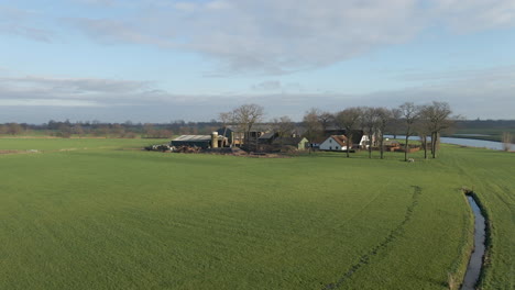 An-Einem-Sonnigen-Herbsttag-In-Richtung-Einer-Schönen-Farm-In-Der-Nähe-Des-Flusses-Fliegen