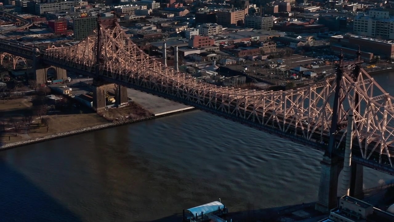Una vista aerea mostra il Ponte di Queensboro sopra l'East River a New York.