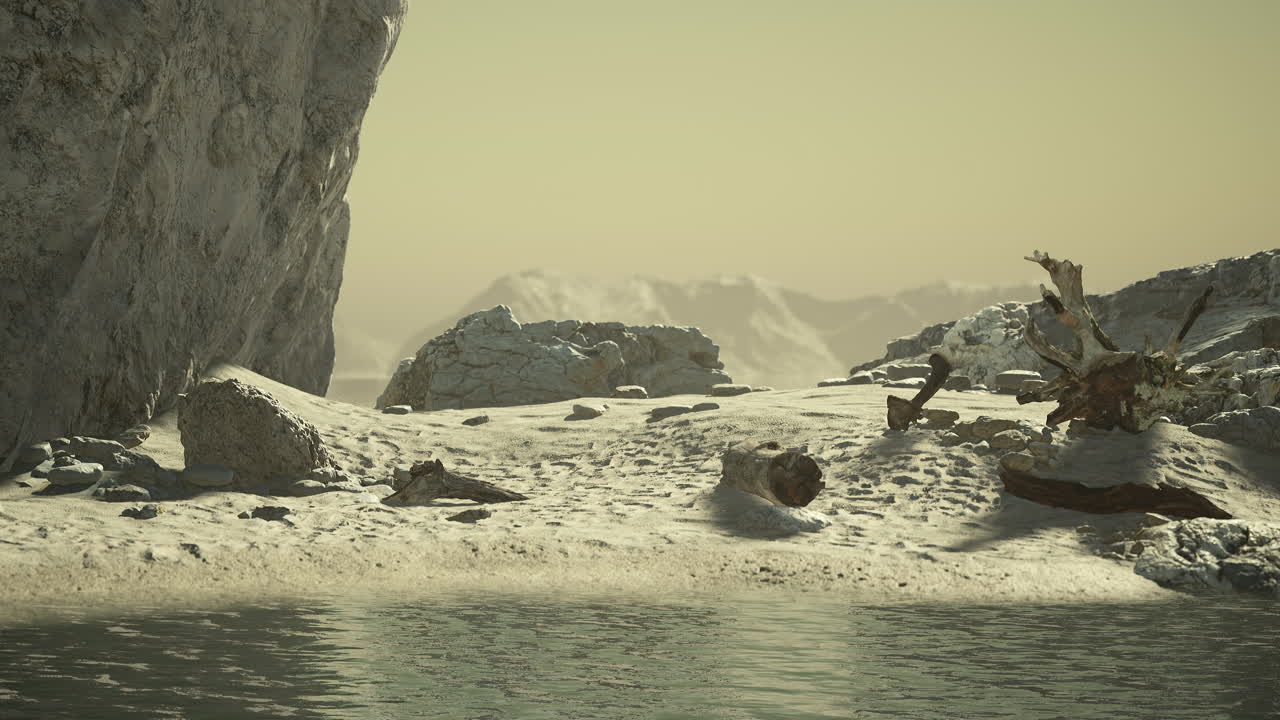 바다 해안선 의 바위 절벽 과 갈색 모래