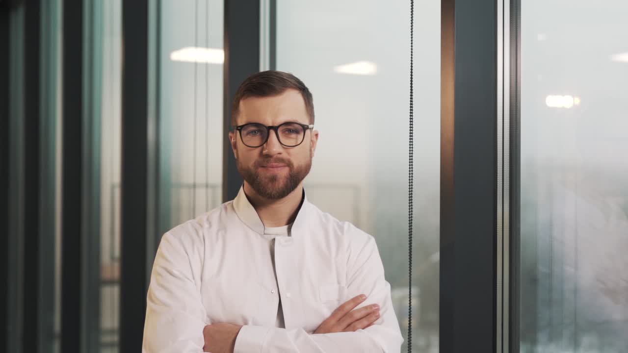 bonito médico masculino olhando para a câmera e sorrindo