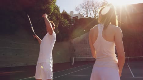 Frau-Und-Mann-Spielen-Tennis-An-Einem-Sonnigen-Tag