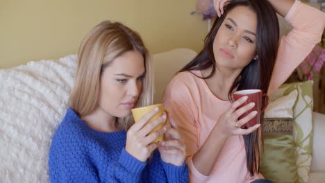 dos mujeres jóvenes felices y vivas