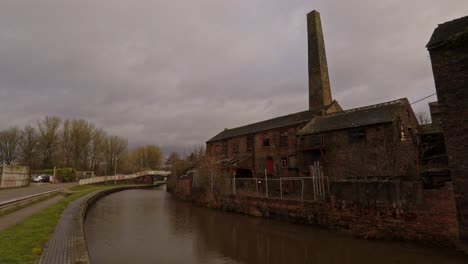 An-old-abandoned,-derelict-pottery-factory-and-bottle-kiln-located-in-Longport,-Stoke-on-Trent,-Staffordshire