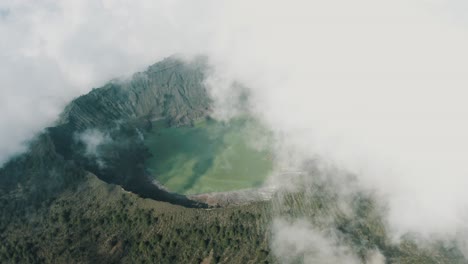 vista aérea del cráter del volcán el chichonal en chiapas, méxico - disparo de drones