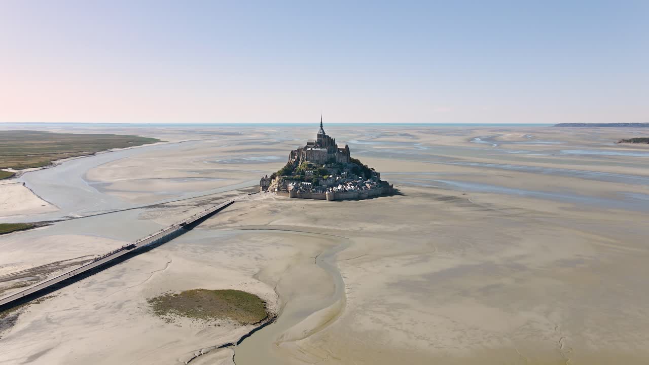 el icónico mont-saint-michel en francia. visto desde arriba