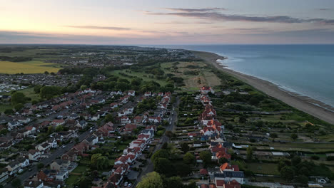 una concurrida ciudad turística con algo para todos, desde la puesta de sol hasta los campamentos, es capturada en imágenes aéreas