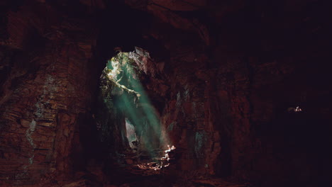 la luz del sol brillando a través de la entrada de una cueva