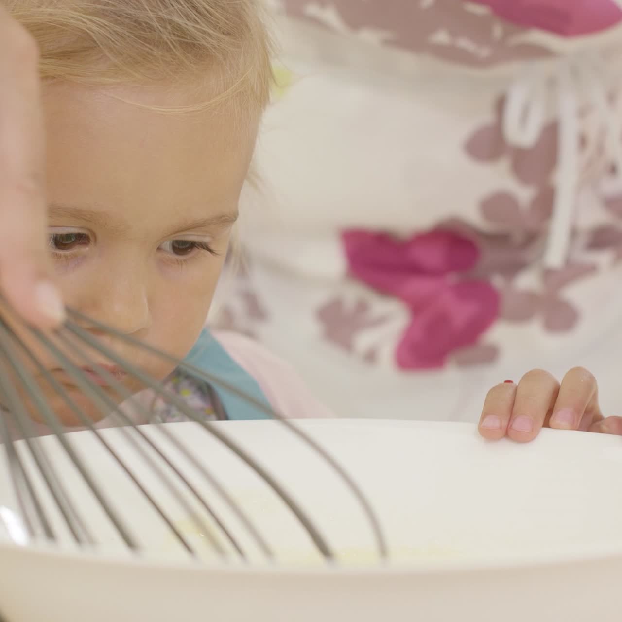 niña horneando con su madre