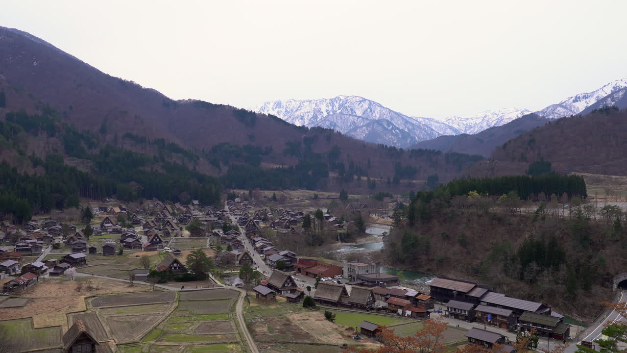 shirakawa, japón - 5 de abril de 2023: vista aérea de la aldea de shirakawa-go en primavera