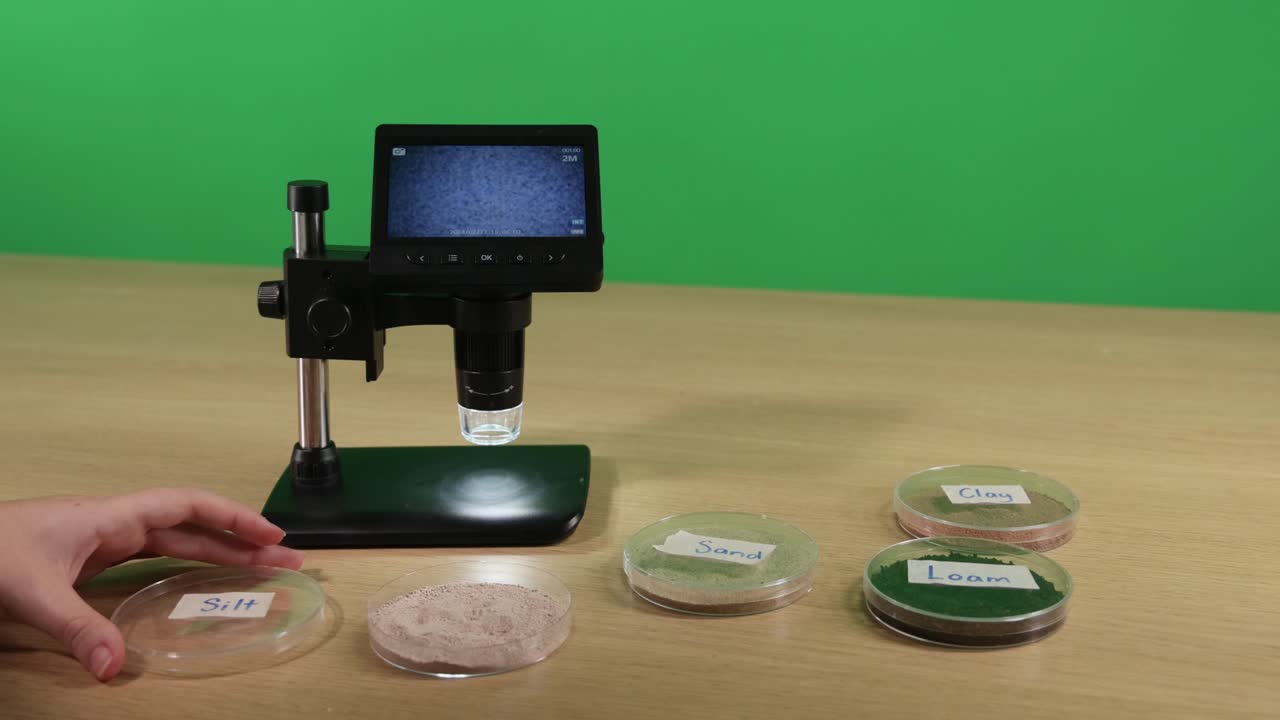 examen de muestras de suelo bajo un microscopio digital