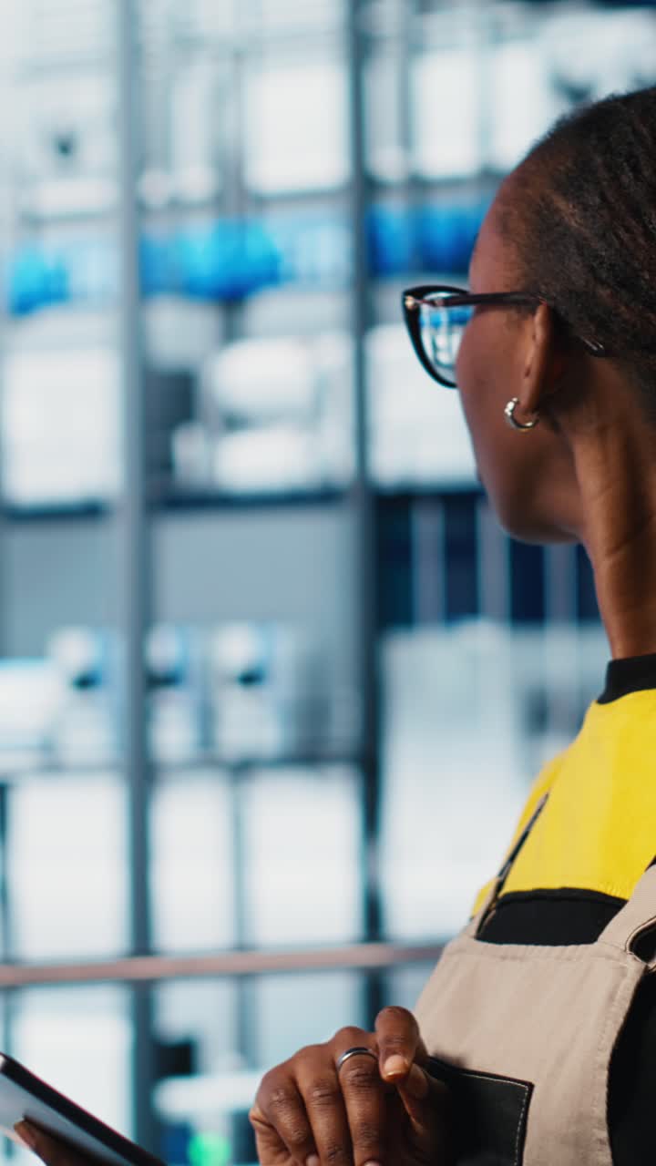Video verticale: Ingegnere in una smart factory che implementa flussi di lavoro automatizzati.