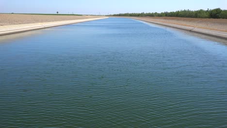 el acueducto de california lleva agua al sur de california afectado por la sequía 4