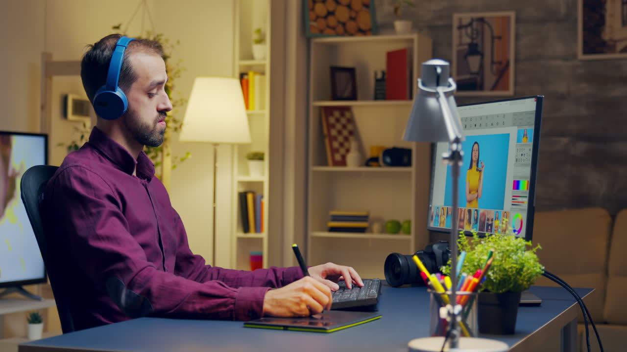 hombre creativo escuchando música en auriculares
