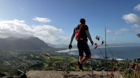 Radfahrer-Am-Gipfel-Des-Aussichtspunkts-Mit-Herrlichem-Meerblick