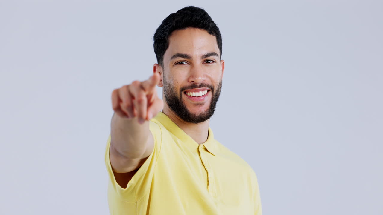 cara, señalando a usted y el hombre con una sonrisa