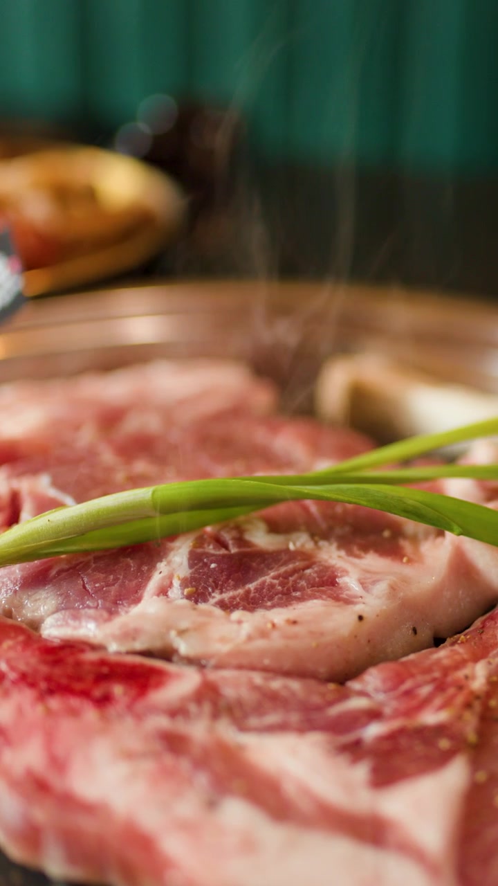 Daging Sapi Mentah, Domba, dan Sayuran Dimasak di Wajan Panggangan Panas dengan Uap Mengepul