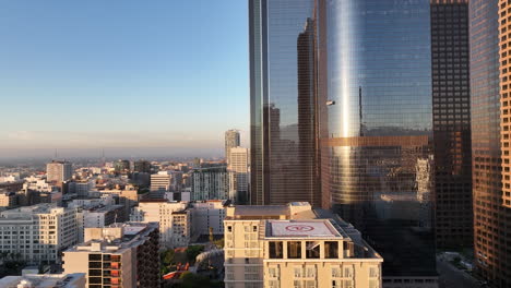 en el centro de los ángeles una mañana temprano.