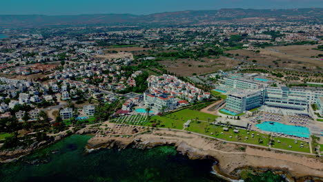 vista de pájaro de los enormes hoteles a lo largo de la costa de la isla de chipre