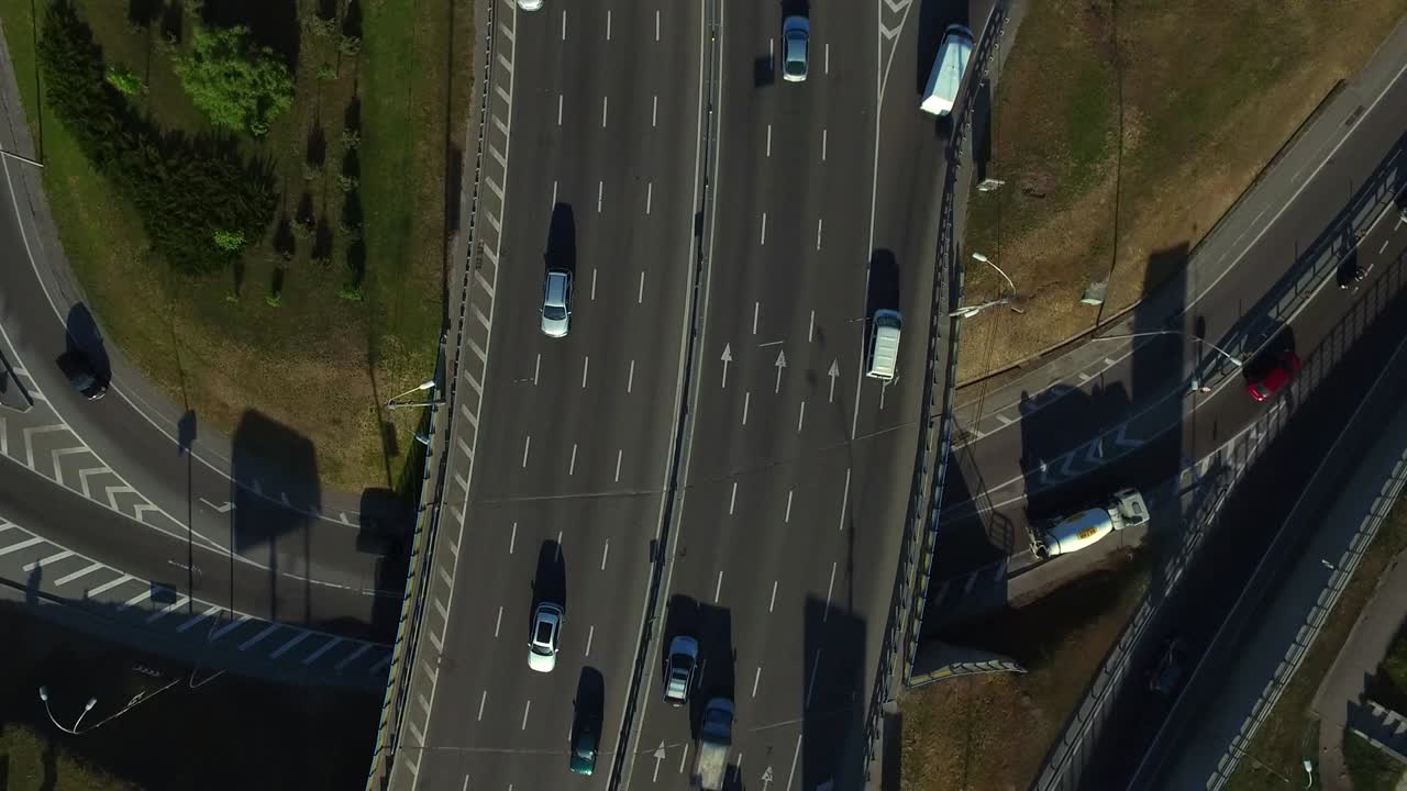 고속도로 도로에서 운전하는 자동차의  ⁇  뷰. 고속도로 교차로의 자동차 교통