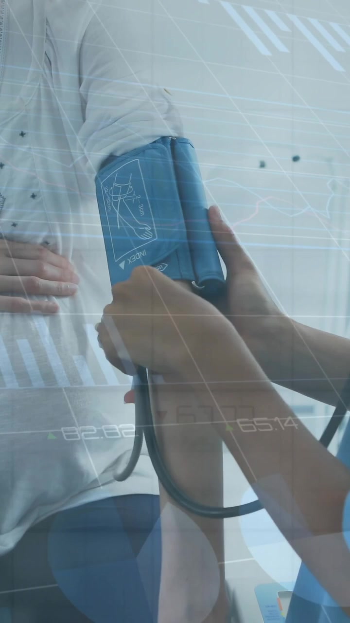 Animazione di elaborazione dati su una dottoressa e una paziente diverse in ospedale